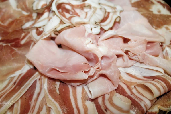 Prato com vários tipos de presunto e bacon — Fotografia de Stock