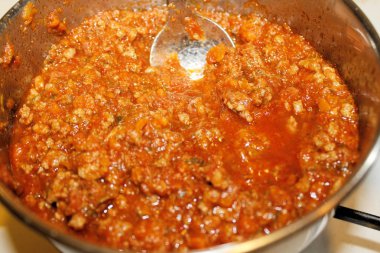 Bir tavada İtalyan Bolognese sos