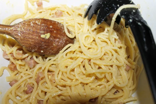 อาหารอิตาเลียนแบบดั้งเดิม พาสต้าสปาเก็ตตี้ที่เรียกว่า "คาร์บอนาร่า" กับเบคอนและไข่ — ภาพถ่ายสต็อก