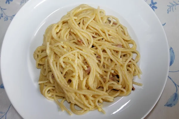 Prato tradicional italiano, macarrão de espaguete chamado "carbonara" com bacon e ovos — Fotografia de Stock