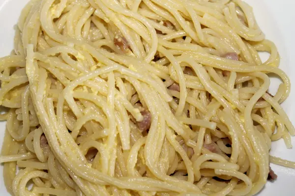 Prato tradicional italiano, macarrão de espaguete chamado "carbonara" com bacon e ovos — Fotografia de Stock