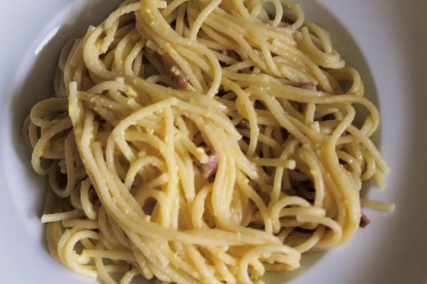 Prato tradicional italiano, macarrão de espaguete chamado "carbonara" com bacon e ovos — Fotografia de Stock