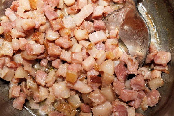 Daging cincang digoreng dengan minyak dalam panci — Stok Foto