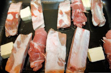 Domuz yağı ve biberiye ile taze karışık et