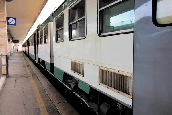 Trains modernes en attente dans une gare — Photo