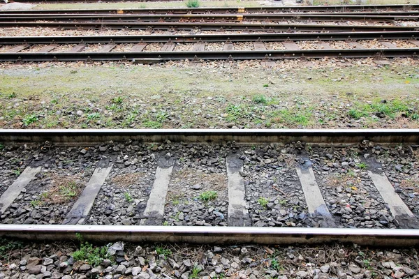 Κλείστε τα κομμάτια σιδηροδρόμων σε σιδηροδρομικό σταθμό — Φωτογραφία Αρχείου