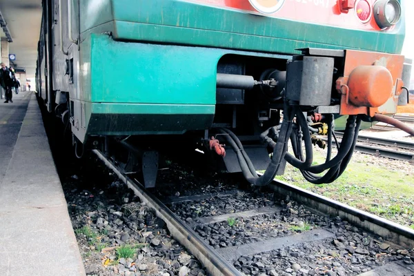 Zug wartet am Bahnhof — Stockfoto