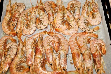 kagit, sac pişirme üzerinde dev karides pişmiş