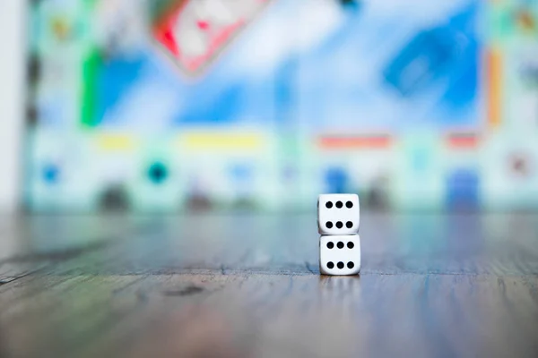 Tahta masadaki zarlar