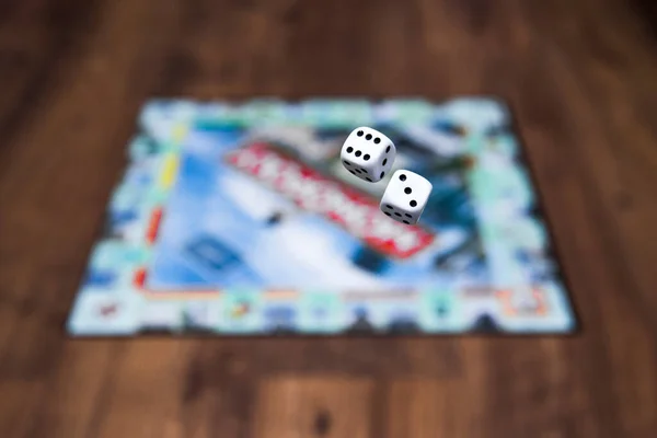 Tahta masadaki zarlar