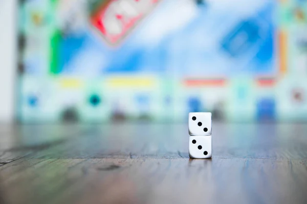 Tahta masadaki zarlar