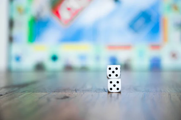 Tahta masadaki zarlar