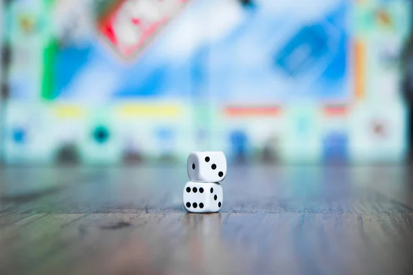 Tahta masadaki zarlar