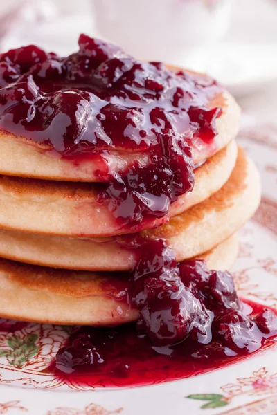 Kiraz kompostosu ile Pancakes — Stok fotoğraf
