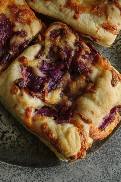 Pan Focaccia Rematado Con Cebolla Roja Caramelizada Queso Mozarella Plato —  Fotos de Stock