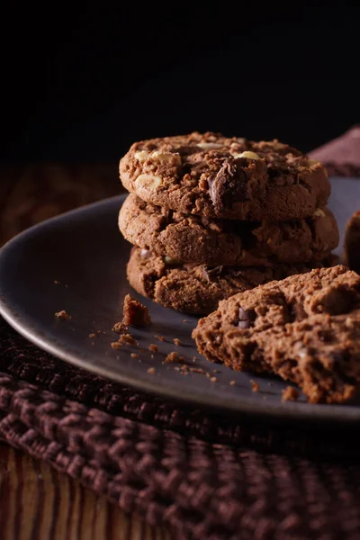 Biscotti Con Gocce Cioccolato Triple Con Pezzi Latte Bianco Cioccolato — Foto Stock