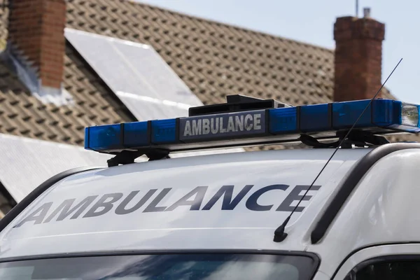 Barras Luz Una Ambulancia Británica Identificada Que Atiende Una Emergencia — Foto de Stock