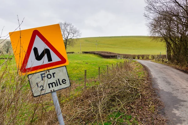 Smal Landsväg Wales Storbritannien Med Förfallen Varningsskylt Som Visar Farliga — Stockfoto