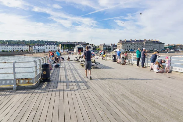 Touristen Und Besucher Genießen Einen Sommernachmittag Beaumaris Pier Einer Beliebten — Stockfoto