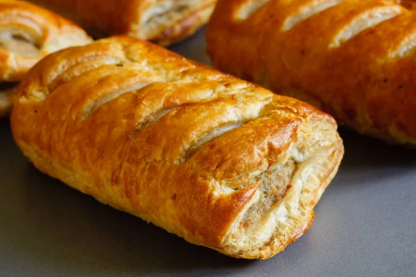 Rotoli Salsiccia Appena Sfornati Fatti Con Pasta Sfoglia Fresca Dal — Foto Stock