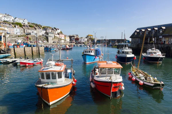 Mevagissey Harbour Cornwall England Mit Bunten Fischerbooten Vor Anker — Stockfoto