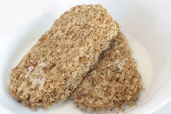 Biscoitos de trigo servidos com leite — Fotografia de Stock