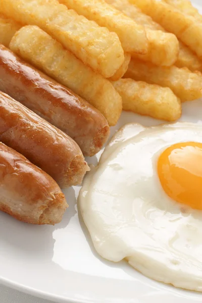 Ковбаса яйця і чіпси — стокове фото
