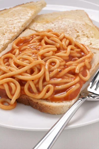 Spaghetti sul pane tostato — Foto Stock