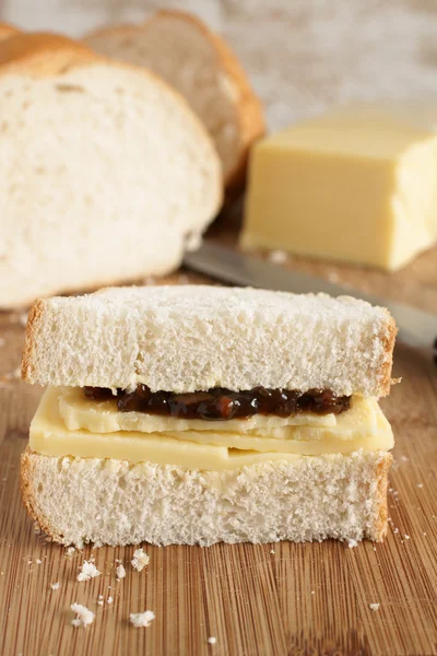 Kaas en augurk sandwich — Stockfoto