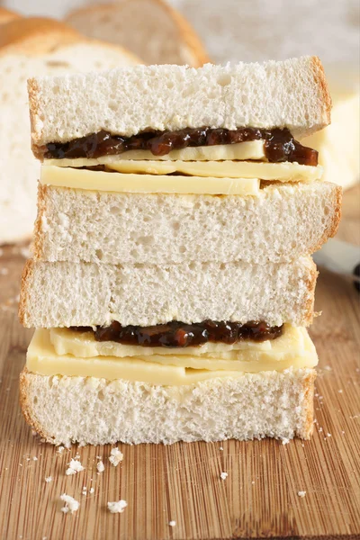 Sanduíche de queijo e picles — Fotografia de Stock