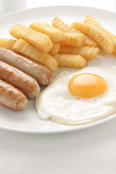 Huevo de salchicha y patatas fritas — Foto de Stock