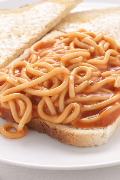 Spaghetti sul pane tostato — Foto Stock