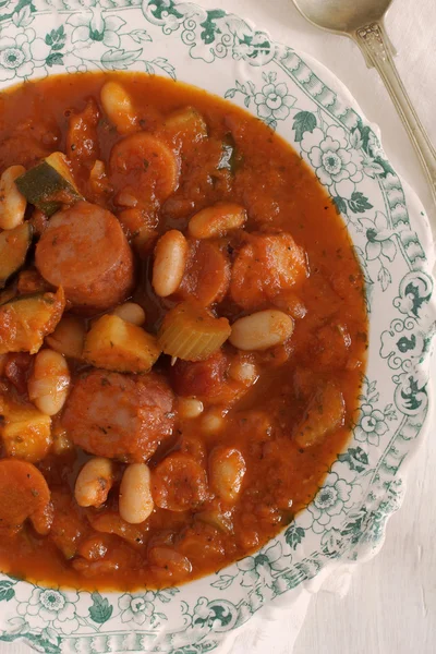 トスカーナ豆とソーセージのスープ煮 — ストック写真