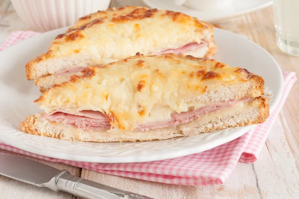 Croque Monsieur franska ost och skinksmörgås — Stockfoto