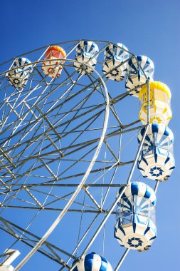 Dönme dolap Mavi Gökyüzünde