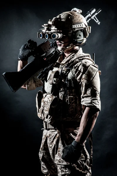 Uomo soldato tenere mitragliatrice moda Foto Stock Royalty Free