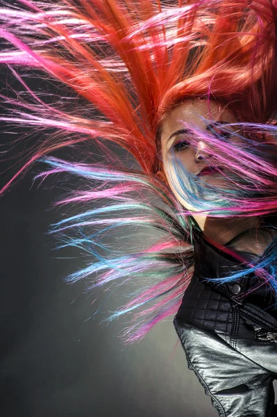 Chica joven movimiento color pelo magnífico —  Fotos de Stock