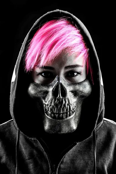 Menina capuz crânio máscara moda cabelo rosa — Fotografia de Stock