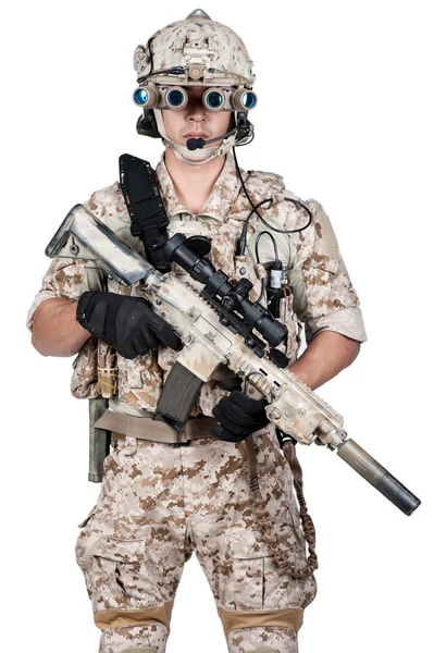 Soldado hombre armadura completa mantenga ametralladora en aislado — Foto de Stock