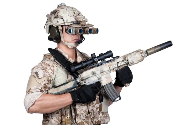 Katona ember teljes fegyverzetben tartsa géppuska elszigetelt — Stock Fotó