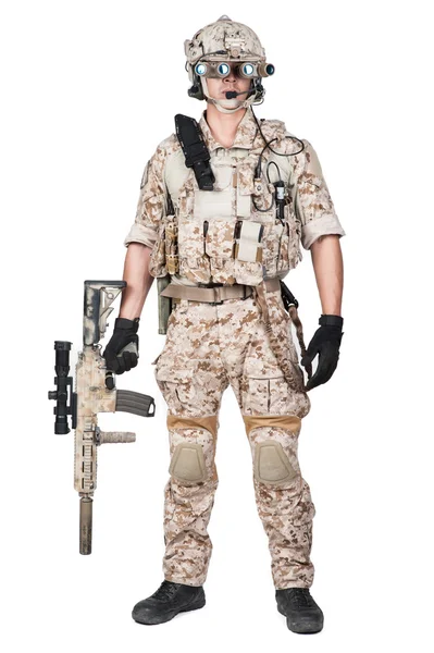 Soldato uomo completa armatura tenere mitragliatrice in isolato Foto Stock