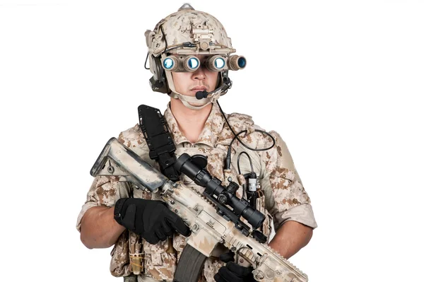 Soldado hombre armadura completa mantenga ametralladora en aislado — Foto de Stock