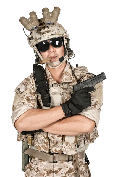 Πλήρη πανοπλία του στρατιώτη άνθρωπος κατέχει όπλο σε απομονωμένες — Φωτογραφία Αρχείου