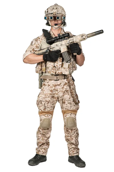 Soldato uomo completa armatura tenere mitragliatrice in isolato Immagine Stock