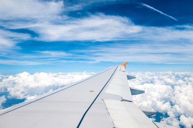 Mavi kanat uçuş sırasında pencere uçak ile seyir