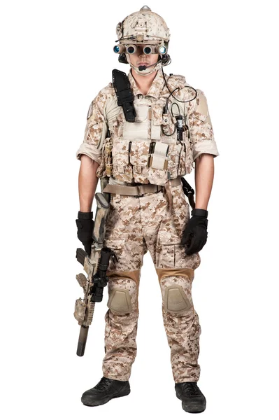 Żołnierz człowiek Pełna zbroja hełm w na białym tle — Zdjęcie stockowe