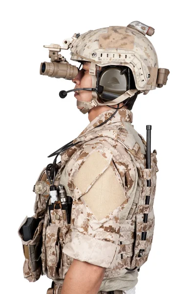 Żołnierz człowiek Pełna zbroja hełm w na białym tle — Zdjęcie stockowe