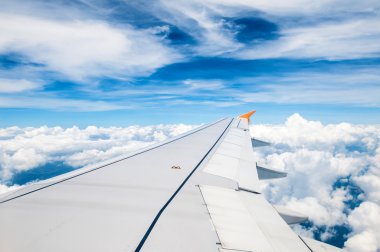 Mavi kanat uçuş sırasında pencere uçak ile seyir