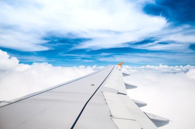 Mavi kanat uçuş sırasında pencere uçak ile seyir