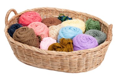 renkli iplik yün örgü sepeti izole için